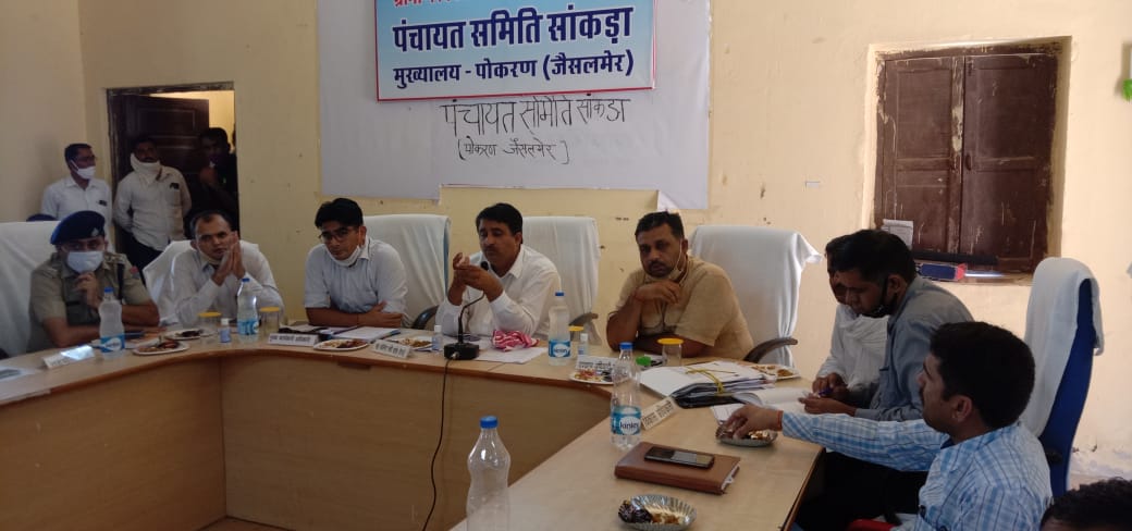 ShaleMohammad_'s tweet photo. आज पोकरण में पंचायत समिति सांकड़ा के सभागार में अधिकारियों की  बैठक लेकर , जनसमस्याओं के त्वरित समाधान के निर्देश दिए ।
#Pokhran #Jaisalmer #Rajasthan
@DIPRRajasthan @RajGovOfficial https://t.co/30E2ort2ss