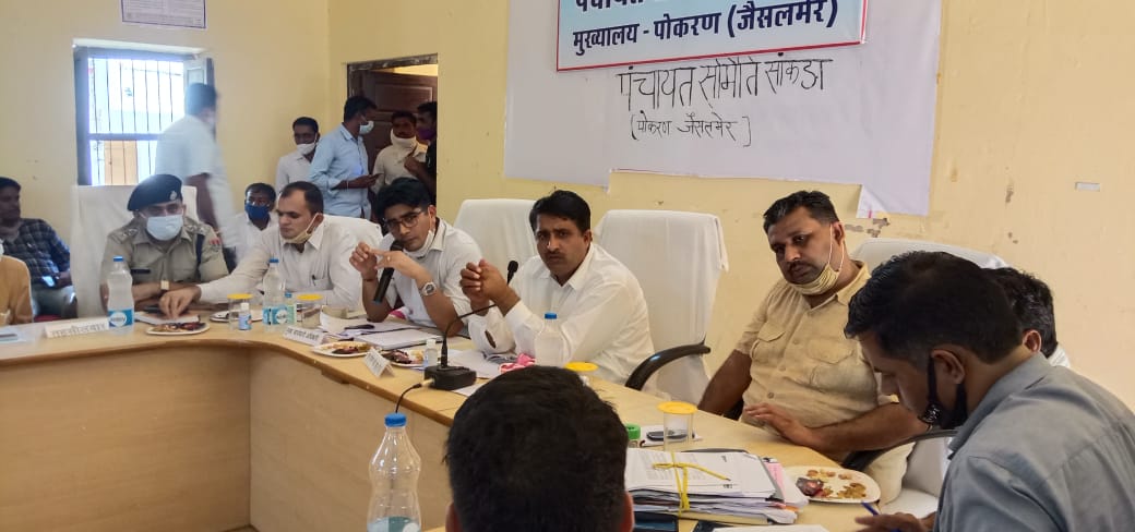 ShaleMohammad_'s tweet photo. आज पोकरण में पंचायत समिति सांकड़ा के सभागार में अधिकारियों की  बैठक लेकर , जनसमस्याओं के त्वरित समाधान के निर्देश दिए ।
#Pokhran #Jaisalmer #Rajasthan
@DIPRRajasthan @RajGovOfficial https://t.co/30E2ort2ss