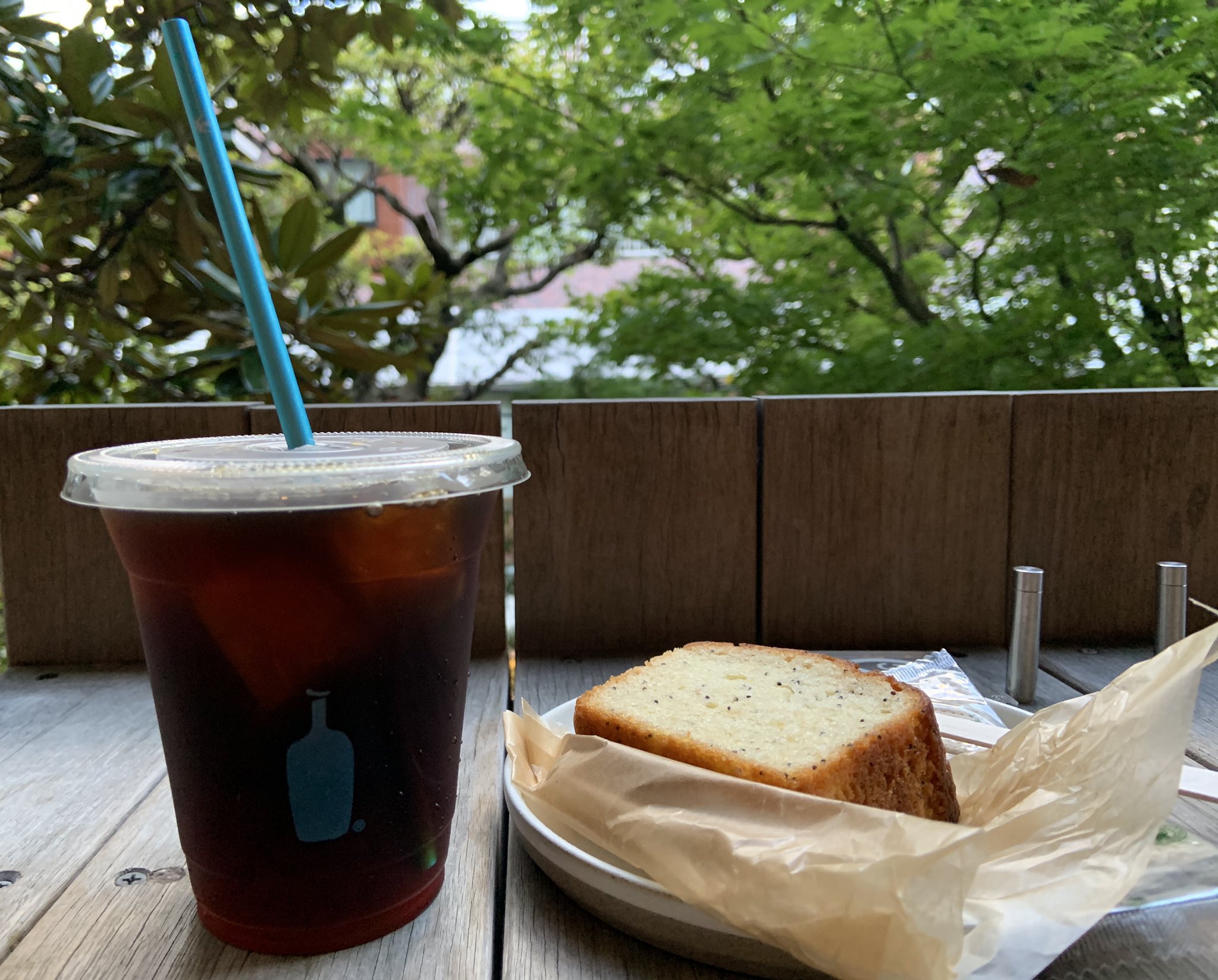 ヒミ 夏の終わりもすっきりコールドブリュー ブルーボトルコーヒー青山カフェのテラス席 居心地よくてすっかり気に入ってしまった 向かいのキルフェボン 店外に人が列をなしてるんだが そっちはタルトと紅茶が美味しいがこっちも ヒミ 夏の終わりもすっきりコールドブリュー ブルーボトルコーヒー青山カフェのテラス席 居心地よくてすっかり気に入ってしまった 向かいのキルフェボン 店外に人が列をなしてるんだが そっちはタルトと紅茶が美味しいがこっちも