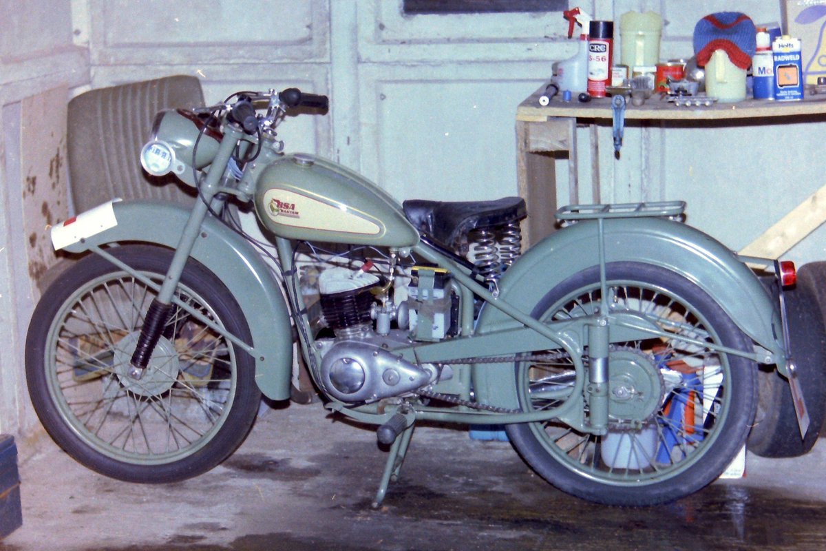 A BSA Bantam i found on a farm at Stow on the Wold many years ago. It had one previous owner Harry Ferguson the inventor of the modern tractor. #Ferguson #BSA #Tractor https://t.co/ITlAJAZQjr