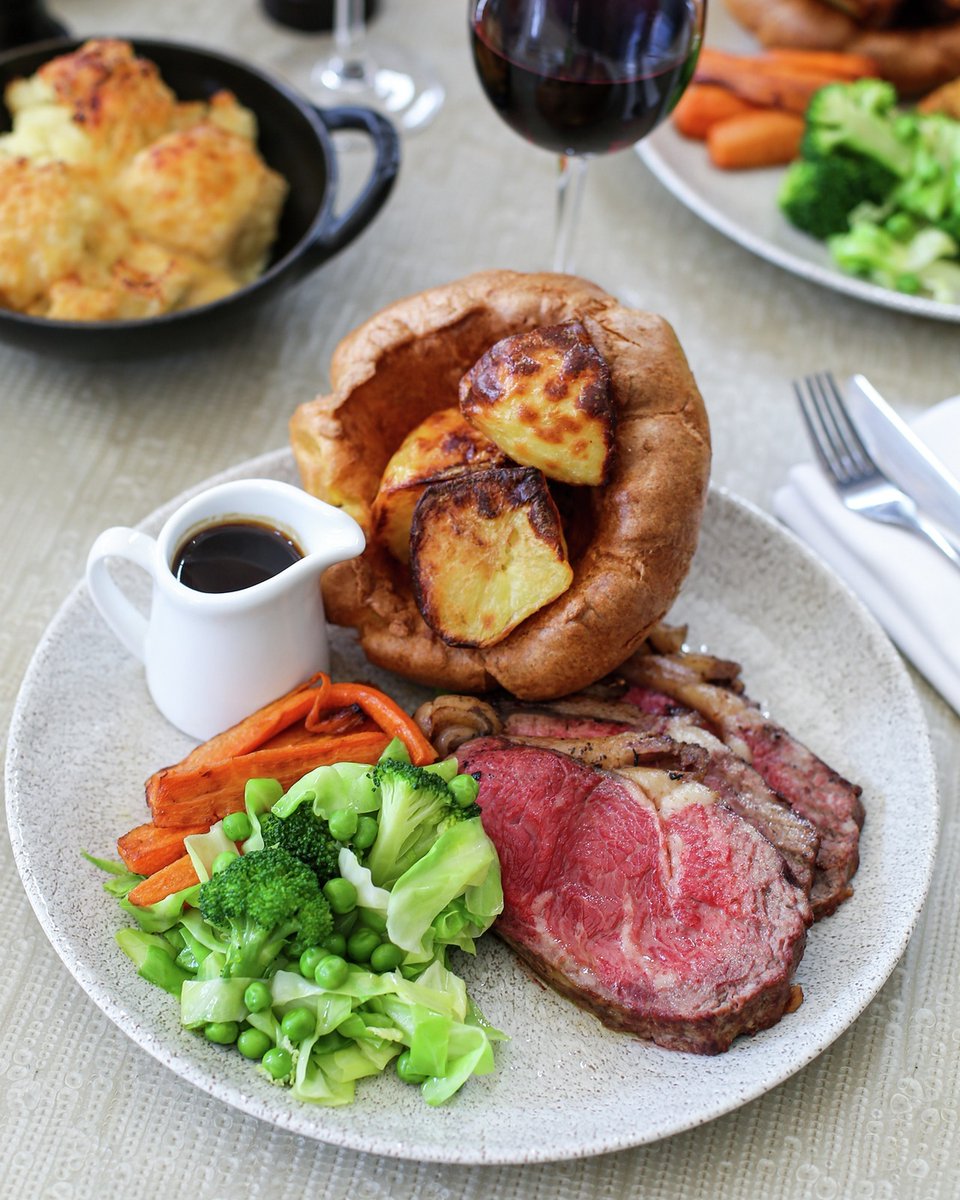 GordonRamsayGRR's tweet photo. Now that's what you call a Sunday Roast, York and Albany! #RamsayRoast https://t.co/0PeU29tHXe