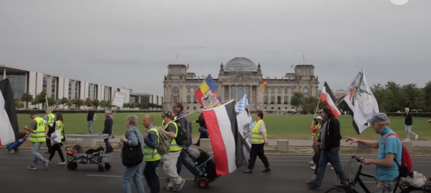 D'autres ne reconnaissent même pas le Traité de Versailles et la fin de l'Empire allemand (IIe Reich). Enfin certains sont d'authentiques nostalgiques du IIIe Reich. Voilà pourquoi ils brandissent volontiers le drapeau Noir-Blanc-Rouge de l'Empire allemand.