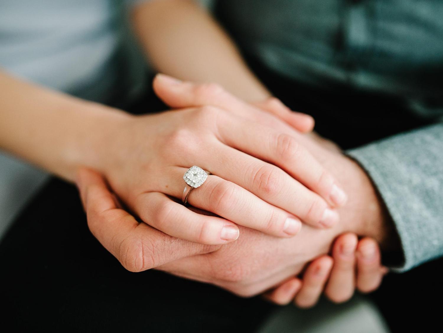 fotografía de anillos de compromiso