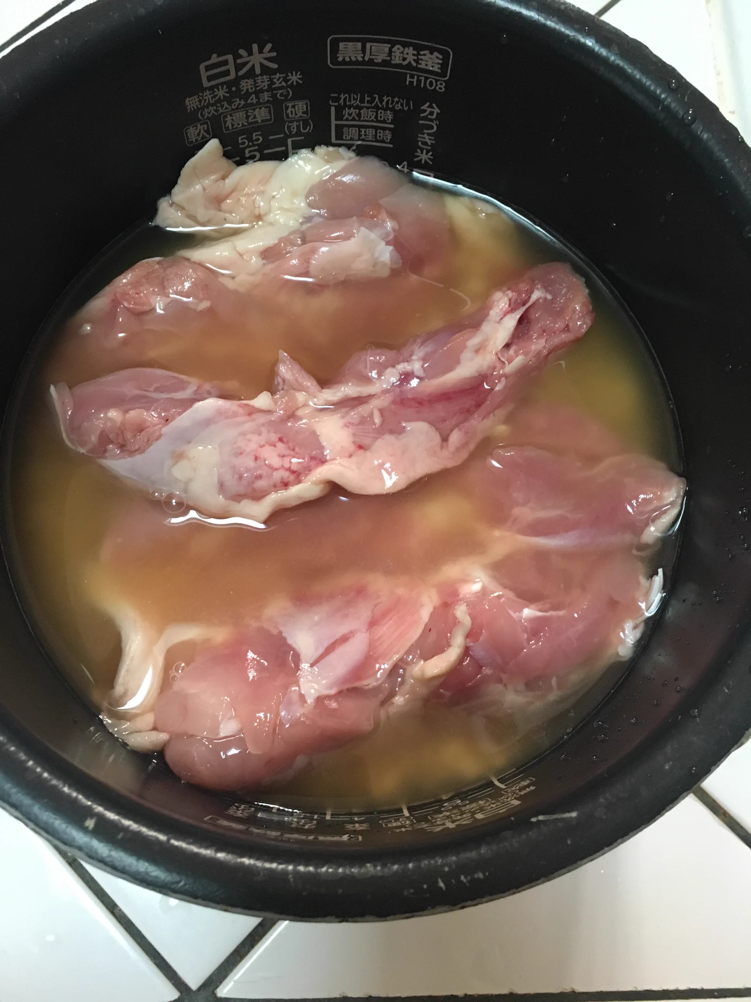 生肉をぶち込んで炊くだけ！？「シンガポールライス」の作り方！