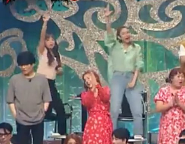 yWLO6LZ2XeKiuJA's tweet photo. 아ㅠ 여기 끝에 두분 파랗게 추고 계셔...따숩 https://t.co/97iUCm3p6i
