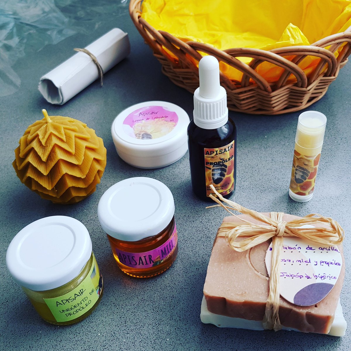 Que contenta se ha puesto @CarolMFR84 con este regalo ecologico, saludable y original 🎁🌍 productos de la colmena @APISAIR1 🐝💛🧡💛🧡
#regalosoriginales #apicultura #abejas #mieldeabeja #productodecantabria #apisair #miel #mielapisair