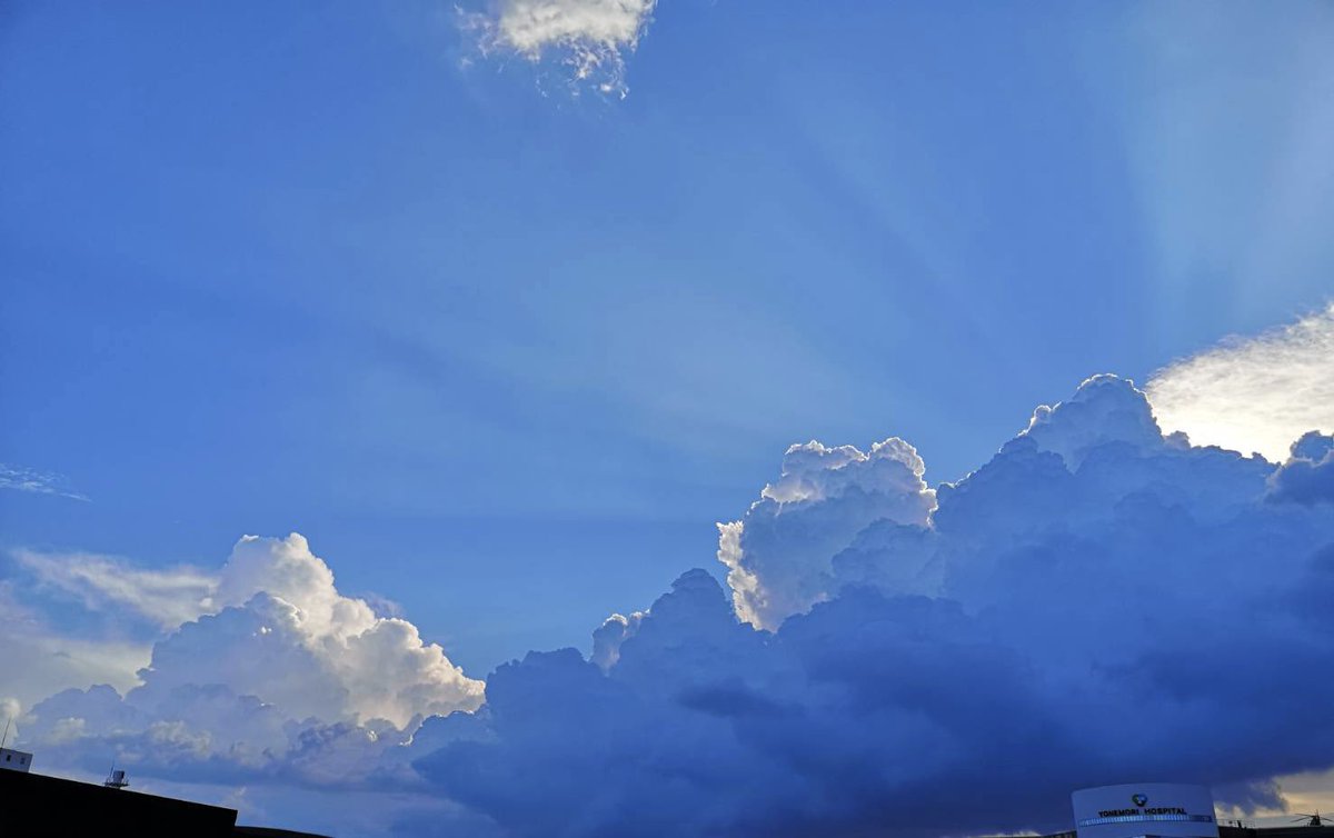 JunkJamProject's tweet image. そして、フレスポのところ、
いつもそらがきれいにみえるー
ときどき秋の気配を感じつつも、
もう少し夏(*´꒳`*)