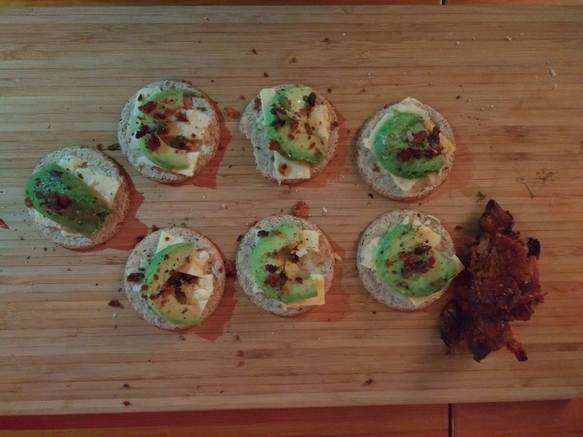 notpennym's tweet photo. Oatcakes with avocado, cheese, chicken skin crackling and homegrown microgreens... Holy shit but him indoors is *fancy*
#TVsnacks https://t.co/uH8ZHas2AG