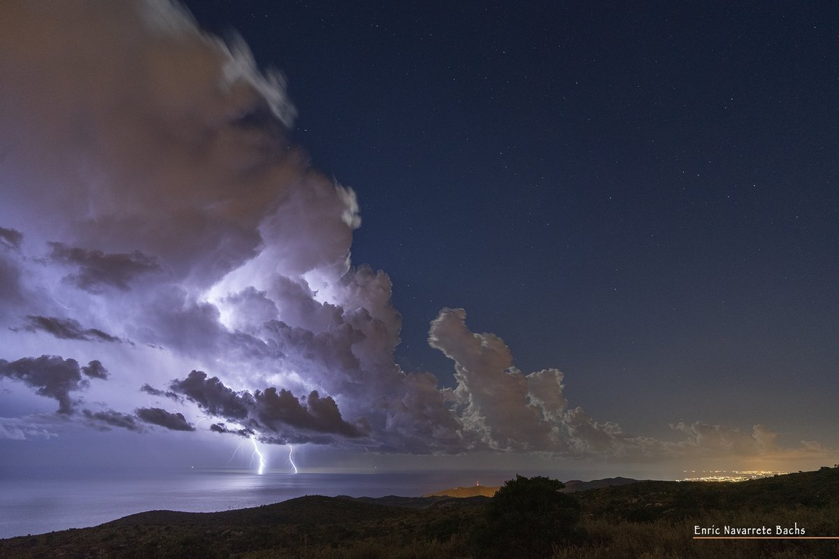 enricnavarrete's tweet photo. Iadabadadoooooo.  😜🤟⚡️🌩️⚡️
Segona nit consecutiva de festival de llums i colors.
Amb els excel.lents vistes que hi ha des de dalt el Parc del Garraf ..... seure, esperar, que comença l'espectacle.
M'encanta que les previsions siguin tan acurades i exactes. https://t.co/9rC0tDgyzW