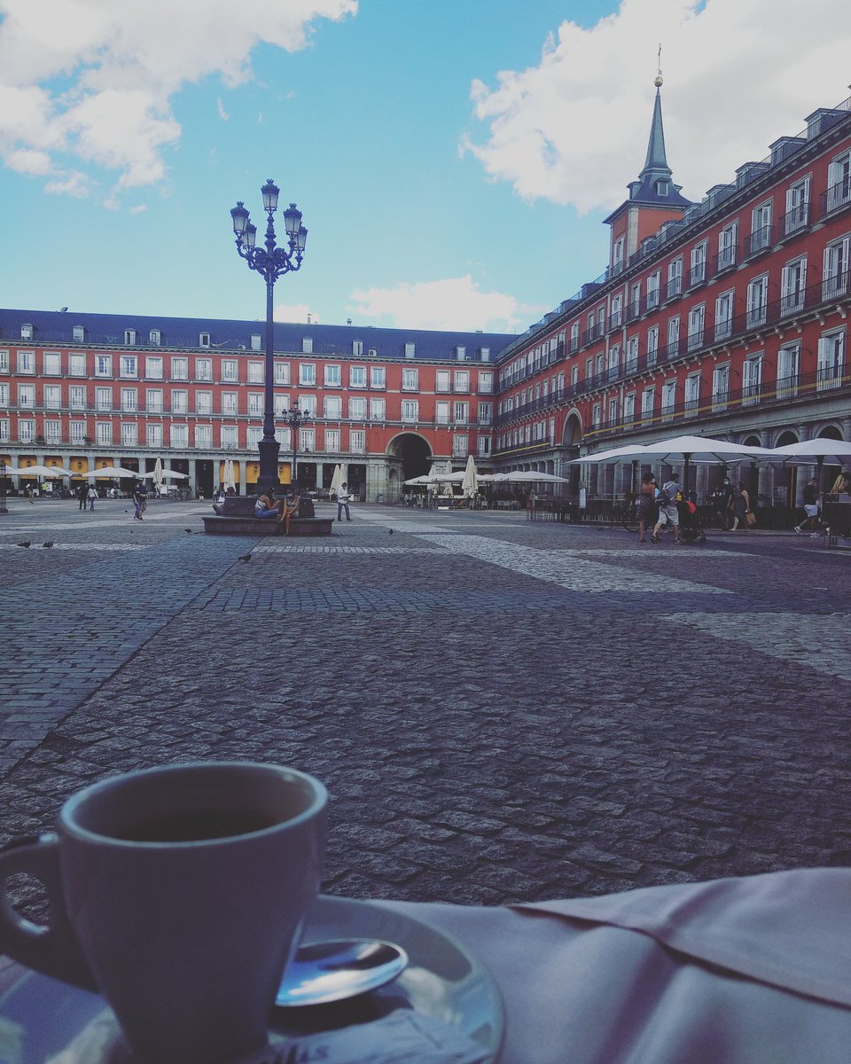 Este fin de semana he tomado el primer café de mi vida en la plaza Mayor (Madrid). 3,20€. 
No volveré jamás.