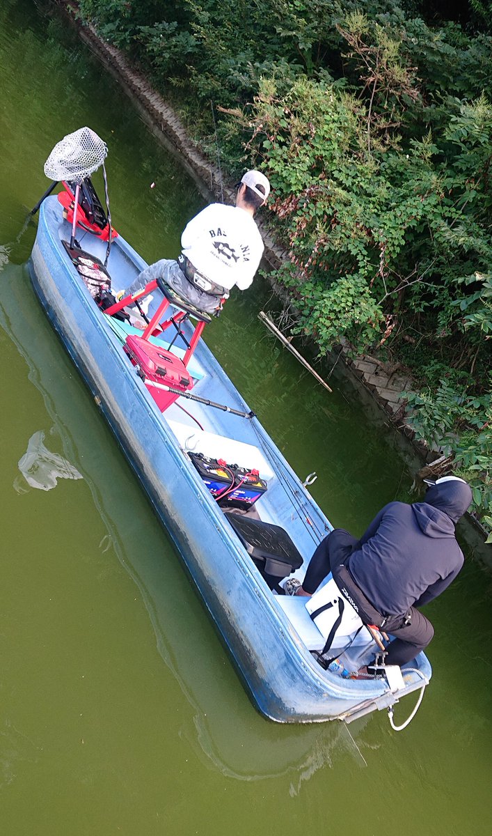 ひろせゆーじ 今日は3週間ぶりの高滝湖に出撃 午前中は養老川で頑張ったけどイマイチだったので 昼前から知識の少ない本湖でなんとか40cmと29cmの2本釣れた フォールクローラー4インチdsでした もっともっと本湖の釣り勉強しなく