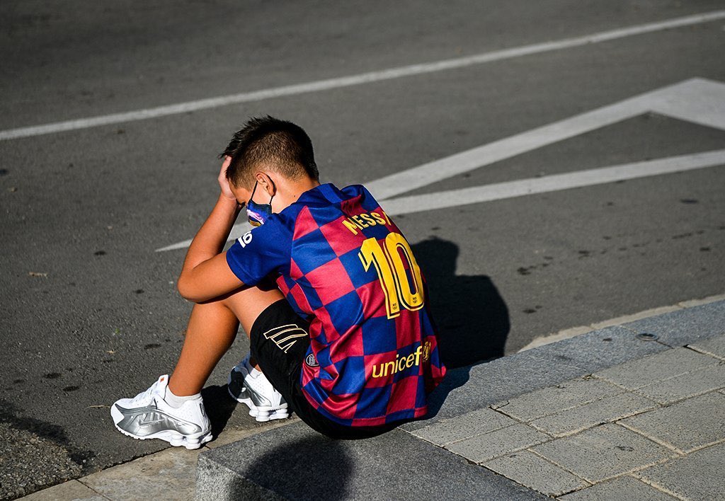 Lionel Messi tidak hadir dalam tes PCR  @FCBarcelona sebagai persiapan musim 2020/2021.Sementara Luis Suarez, yg juga dikabarkan siap didepak, masih bersedia hadir memenuhi panggilan klub.Babak baru seteru Messi-Barcelona. 