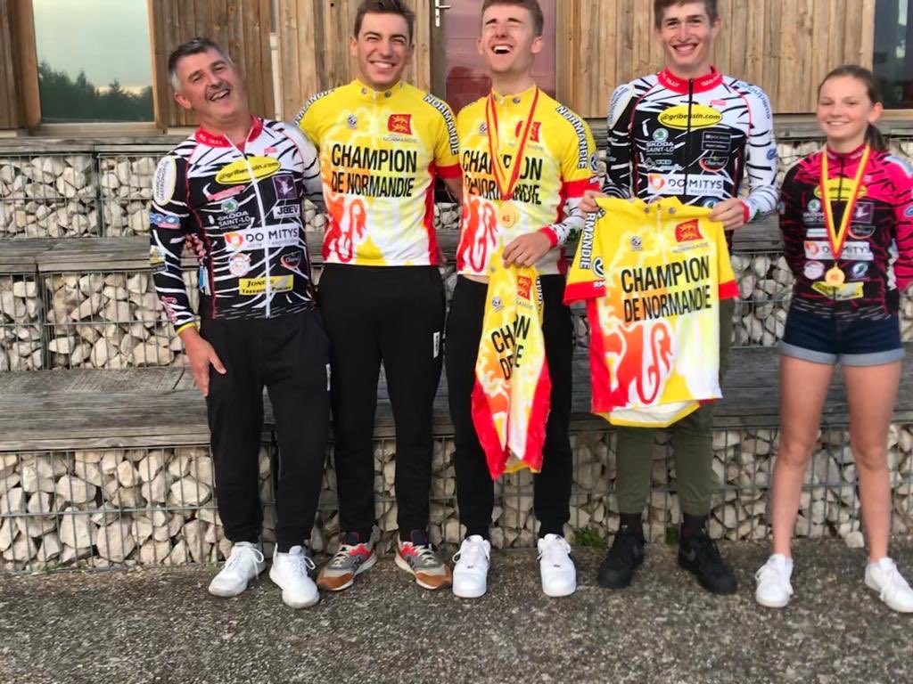UcTilly14's tweet photo. Podiums pluvieux ⛈
Podium heureux 😀 

Belle moisson de titres et de médailles au championnat de Normandie piste !
@Martin_LWI 
Octave Marie 
Max Delarue
Leonie Mahieu
Benjamin Grella
DS Alain Deveau

@AegideDomitys https://t.co/fh1hRHnWSB