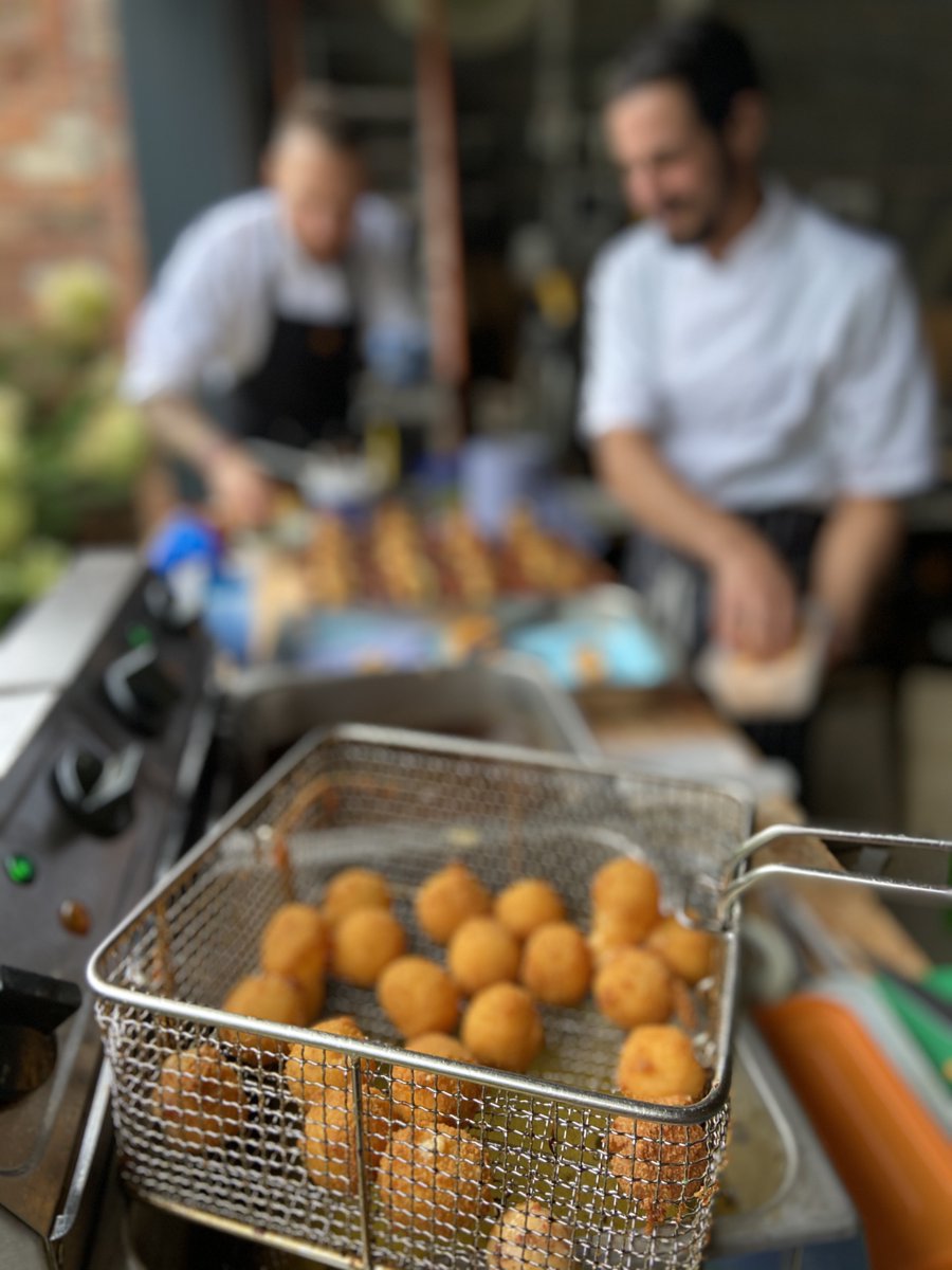 SianReform's tweet photo. Chefs Jan &amp; Antonio were consummate professionals at last night's Supper Club, guests distanced outside (even in the rain!) and a well-timed appearance by @gmpolice just before pudding to ensure all relevant and necessary procedures in place to keep customers safe 🔥👍 https://t.co/hDlQWlfX9M