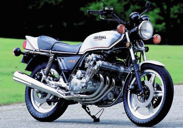 344 ぜろはん バイクはシリンダーの数で気筒数を数えるんだけど主に流通してるのは1 4気筒 が多い Hondaのcbx1000は珍しく6気筒 この人は手作りなのかオリジナルなのか6気筒エンジンを無理矢理 しかも左右非対称に 載せてるから異常 Cbxの画像を貼っとくな