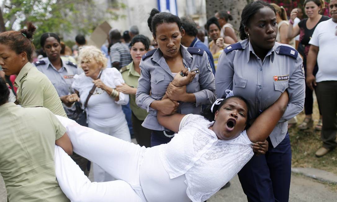 Los cubanos no queremos vivir en dictadura.Los cubanos necesitamos vivir en...