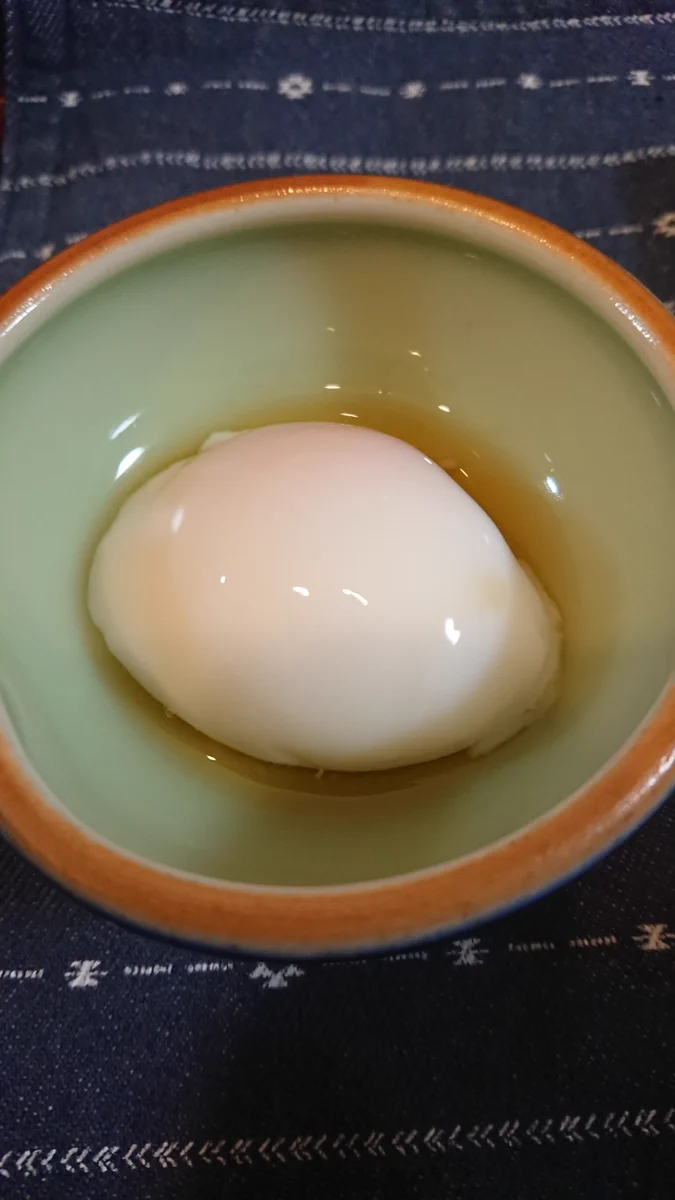 生卵を日光が当たる車内に放置した結果？半熟卵が出来上がるwww