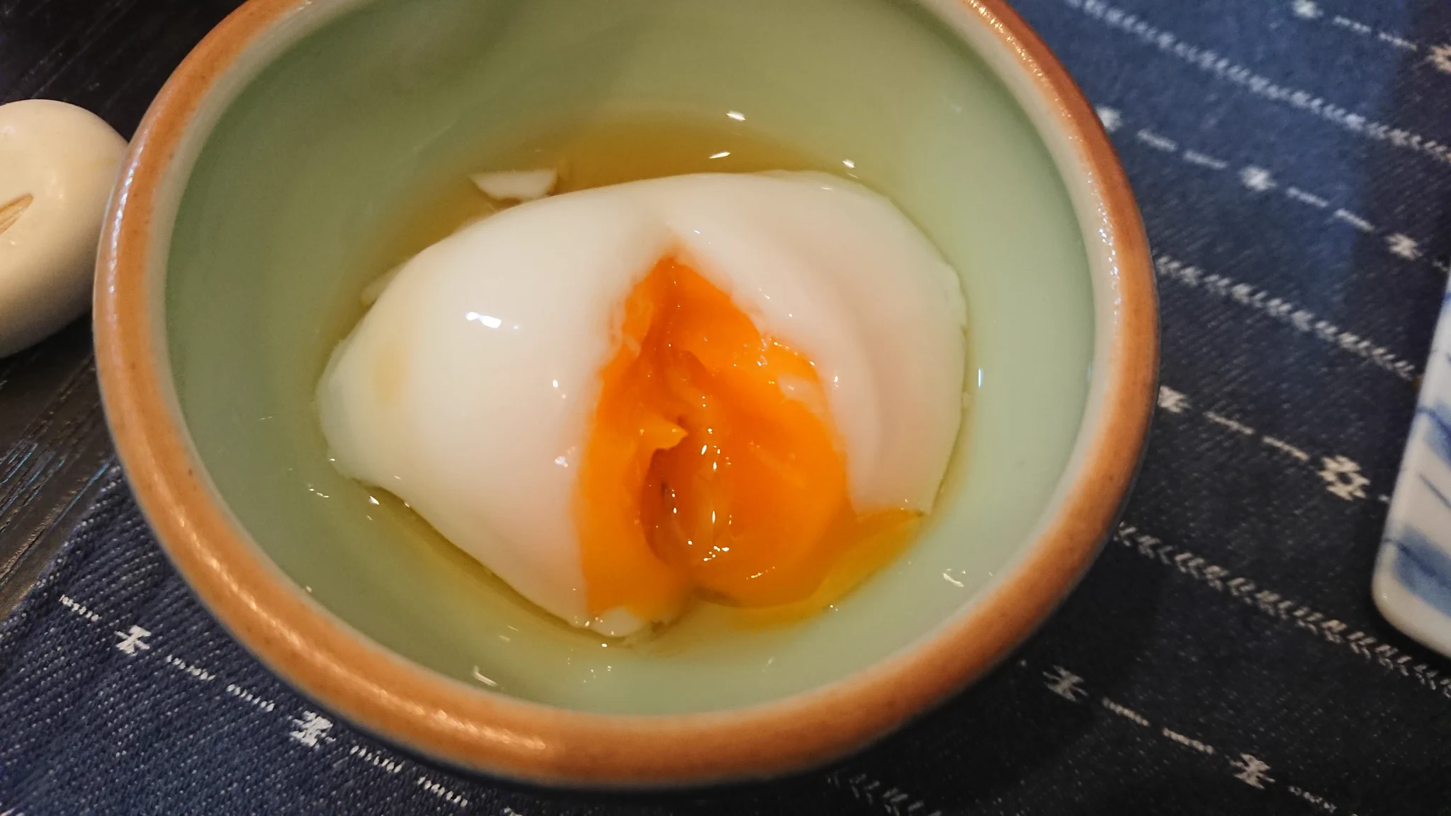 生卵を日光が当たる車内に放置した結果？半熟卵が出来上がるwww