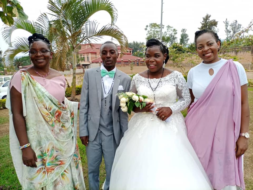 RWANDA DEMOCRATIE (@rwandademocrati) on Twitter photo #Rwanda : l'image du jour ! Sincères félicitations à L. Gasengayire pour son mariage après des années de prison pour son combat politique aux côtés de Mme <a href="/VictoireUmuhoza/">Victoire Ingabire Umuhoza</a> . La leader de <a href="/DalfaUmurinzi/">DALFA-Umurinzi</a> et sa fille sont heureuses de rehausser cet événement de leur présence ! #Rwanda : l'image du jour ! Sincères félicitations à L. Gasengayire pour son mariage après des années de prison pour son combat politique aux côtés de Mme <a href="/VictoireUmuhoza/">Victoire Ingabire Umuhoza</a> . La leader de <a href="/DalfaUmurinzi/">DALFA-Umurinzi</a> et sa fille sont heureuses de rehausser cet événement de leur présence !