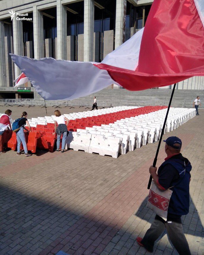 Les manifestants ont arrangé les barrières dans les rues de Minsk pour faire un drapeau du pays lors de l’indépendance. #Belarus  #BelarusFreedom