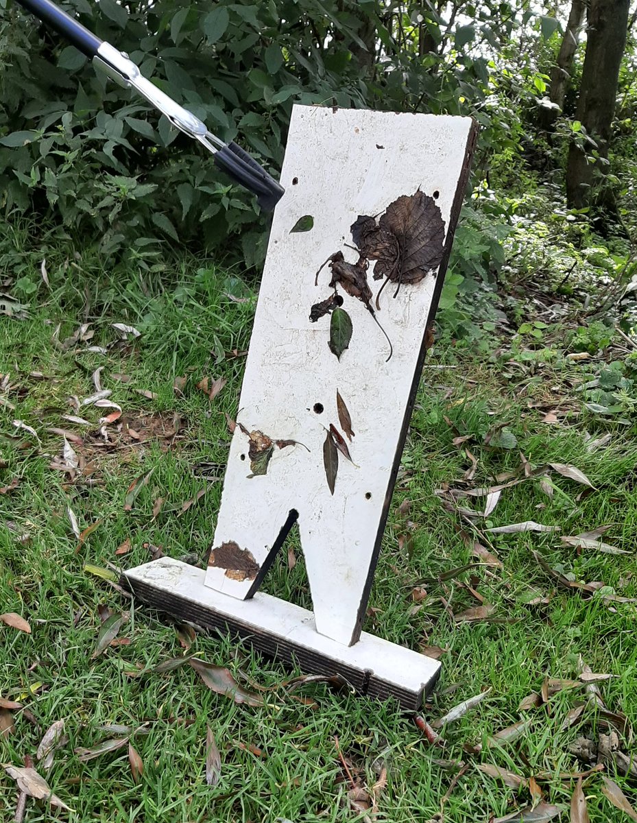 Gevonden en dader vertrokken. Nu is dat voor ons - helaas - niets nieuws, maar dit stuk #zwerfafval wel. Dus #huiskamervraag: wat is dit?

#bah #lageraleentijdje #quiz #zwerfafvalberg #mysterie #afvalbutlers #zoetermeer #schoonisgewoon