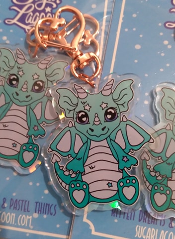 SugarLagoon's tweet photo. Dual sided Minty and Lolli holographic charms are super cute! You'll love their sparkle!
.
.
.
.
#kawaii #dragon #dragons #keychain #holo #holographic #cutedragon #kawaiiforlife #fairykei #fantasy #itabag # #cute #virtualpet #etsy #indiebrand #kidsbook #artist #smallbiz https://t.co/kwyhlWmJAe