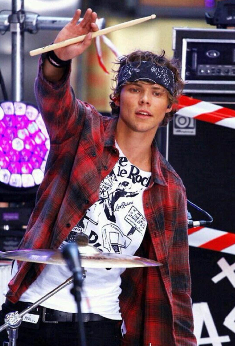 jufr_calm's tweet image. Red team Master; Ashton Irwin #STREAMNITSW