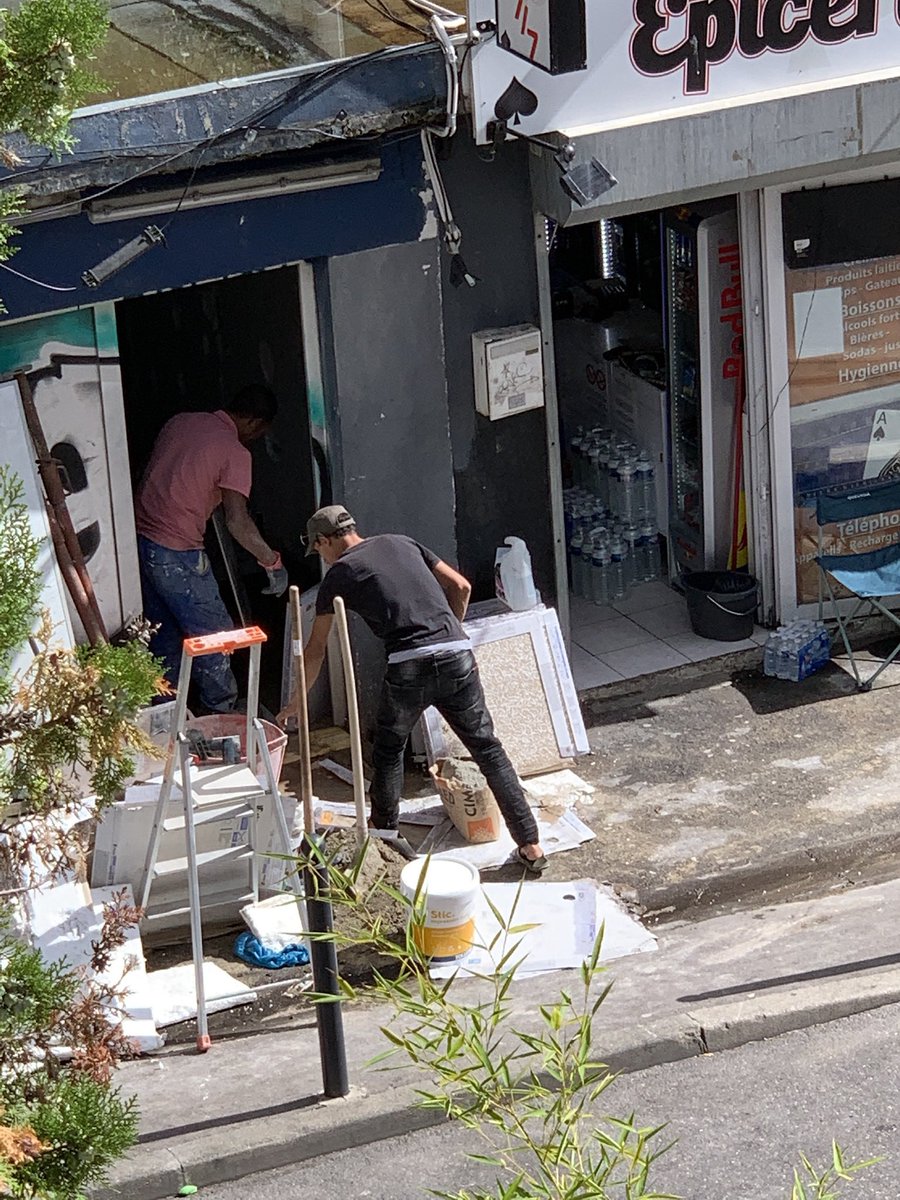 hautslassorbes's tweet photo. Travaux en cours un dimanche ! Ont se demandent si tous cela est légal ? #travailillegal #commerceillegal sans accord de la copropriété #ruedelassorbes avec occupation du domaine public @unmontpelliera1 @ElusMontpellier @montpellier_ @Montpellier3m @NousSommesMtp @Radia_Tikouk https://t.co/KkdMVKBg4D