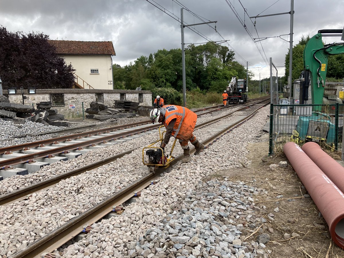Kneubuhlerserge's tweet photo. Opération coup de poing en Essonne sur la ligne du #RERD ce week-end 👉 régénération des Passages à Niveaux (PN) n*31 et 38 
et amélioration des #écoulements d’eaux pluviales 👷‍♂️👷‍♀️ #IFPSE @SNCFReseau @CedricZemmouri https://t.co/bGFf3tlZN7