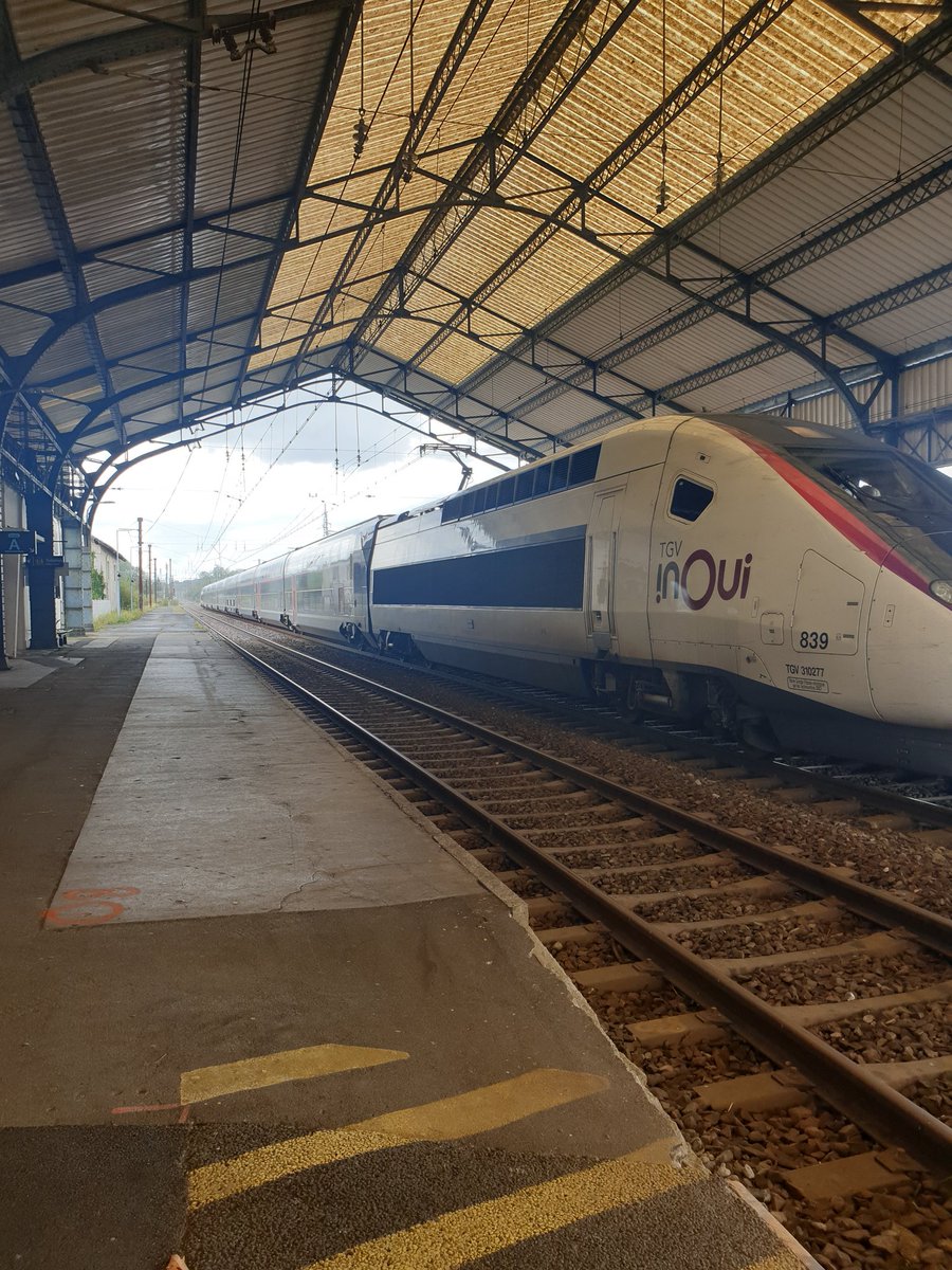 Altercation avec le contrôleur d'un passager, qui, prenant l'air en comptant sur la solidarité des passagers coincés dans ce bourbier, s'est fait chiper son ordinateur ! Annonce sonore : "le passager qui a pris par erreur un ordinateur est prié de le rapporter, sans sanction"