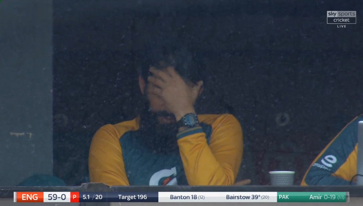 SajSadiqCricket's tweet photo. Wasim Akram "The head in his hands wasn’t the best sign from the coach. OK the team and the bowlers are getting hammered but body language is so important for any coach. It doesn’t matter what the situation is, it’s his job to be positive. At least look positive" #ENGvPAK https://t.co/ruQL7JQvbN