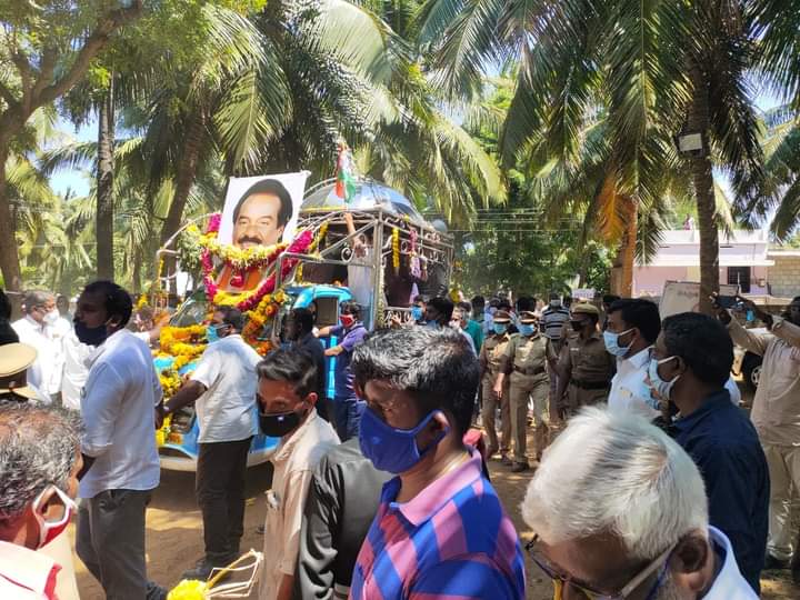 PSenthilDMK's tweet photo. இன்று நடைபெற்ற கன்னியாகுமரி பாராளுமன்ற உறுப்பினர் திரு.H.வசந்தகுமார் MP அவர்களின் இறுதி ஊர்வலத்தில் குமரி கிழக்கு மாவட்ட அம்மா மக்கள் முன்னேற்றக் கழகத்தின் சார்பில் கலந்து கொண்ட நிர்வாகிகள் மற்றும் தொண்டர்கள்..
#AMMK #AMMKKanyakumari #RIPVasanthakumarMP https://t.co/sZOJqiPGpf