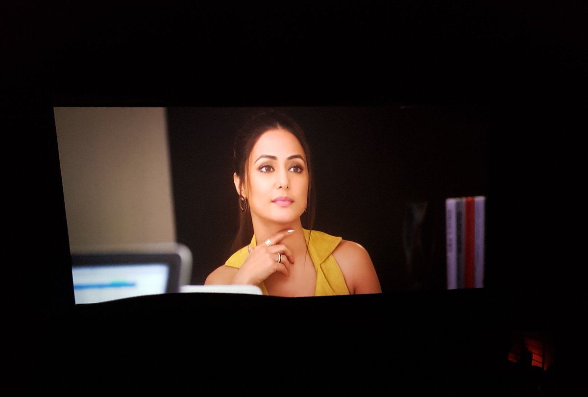 Then came the day which not only we as her fans dreamt but also she did Queen in Bollywood The Debut film  #Hacked in which She hacked our hearts and yes she did amazing role of SamThe Self Made without any Godfather she did itJourney Thread 21/n #hinakhan  @eyehinakhan