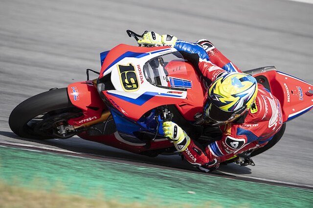 rpingarron's tweet photo. Awesome @19Bautista! great stuff today at Race2 #WSBK @AragonMotorLand getting Honda back into the podium ✊🏻✊🏻✊🏻 https://t.co/cf15RNhR4l