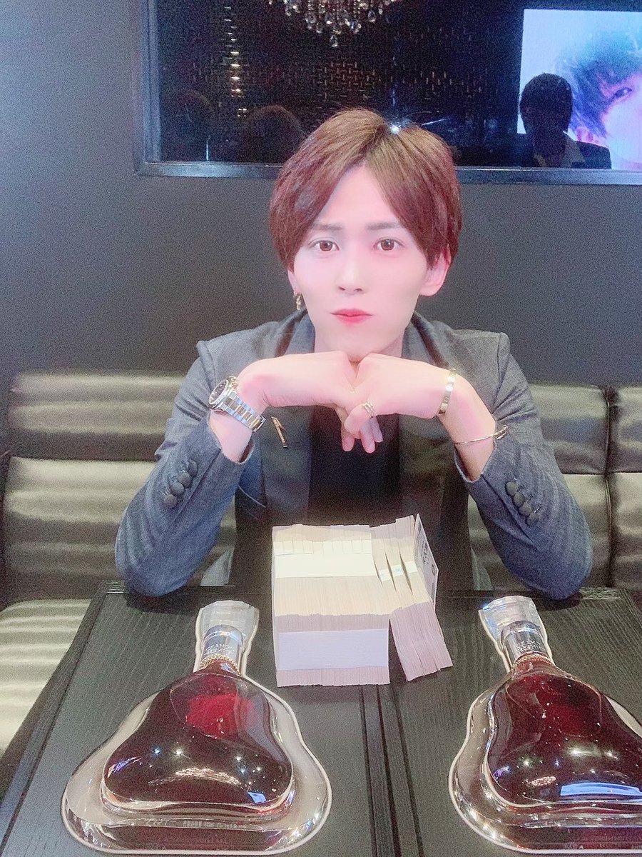 dears_hareruya's tweet photo. 最後はNo.1で現役引退して欲しいからと締日に1300万円持って来てくれました。

ずっとエースでいてくれて本当に有難う。

死ぬまでこの感謝の気持ちは忘れません。

いや、死んでも忘れません。

最高に幸せなホスト人生でした✨

ハレルヤ楓 第一章 これにて終幕🍁 https://t.co/aRrYgGpEJd