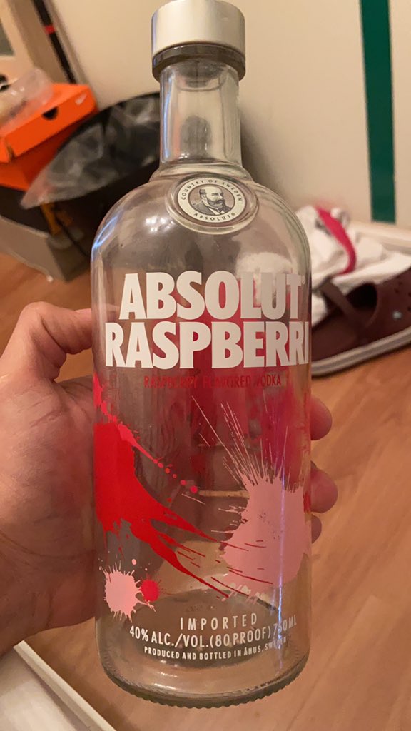 Me desperté con esta botella vacía al lado de la cama, espero q haya sido de agua 😰