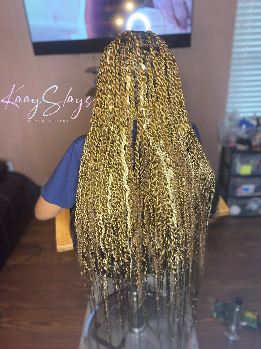 kaayd0ll_'s tweet image. Goddess Senegalese Twist + below butt length 🤩 #houstonbraids #houstonbraiders #houstonlocs #fauxlocshouston #softlocshouston #knotlessbraids #knotlessbraidshouston #butterflylocs #passiontwists #passiontwisthouston #boxbraids  #pvamubraids #txsubraids #uofhbraider