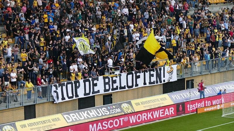 indehekken's tweet photo. Het was dit weekend weer raak. Onder andere Jong PSV en Jong Ajax treden met een veredeld onder 17 team aan. Excelsior wint met 6-1 van Jong PSV en Roda JC wint met 0-4 van Jong Ajax. Over twee weken is waarschijnlijk alles weer anders! https://t.co/SIULE2oebN https://t.co/NqZSD7LJAt