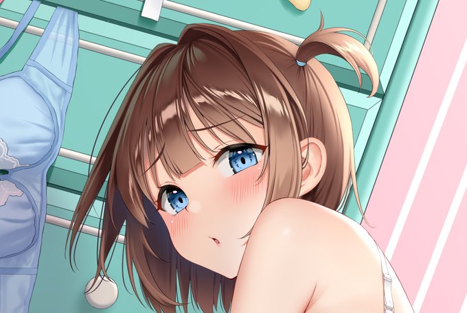 先日発売された『電撃萌王10月号』にて、袋とじの扉絵を描かせていただきました!萌王初掲載です、よろしくお願いいたします😊 