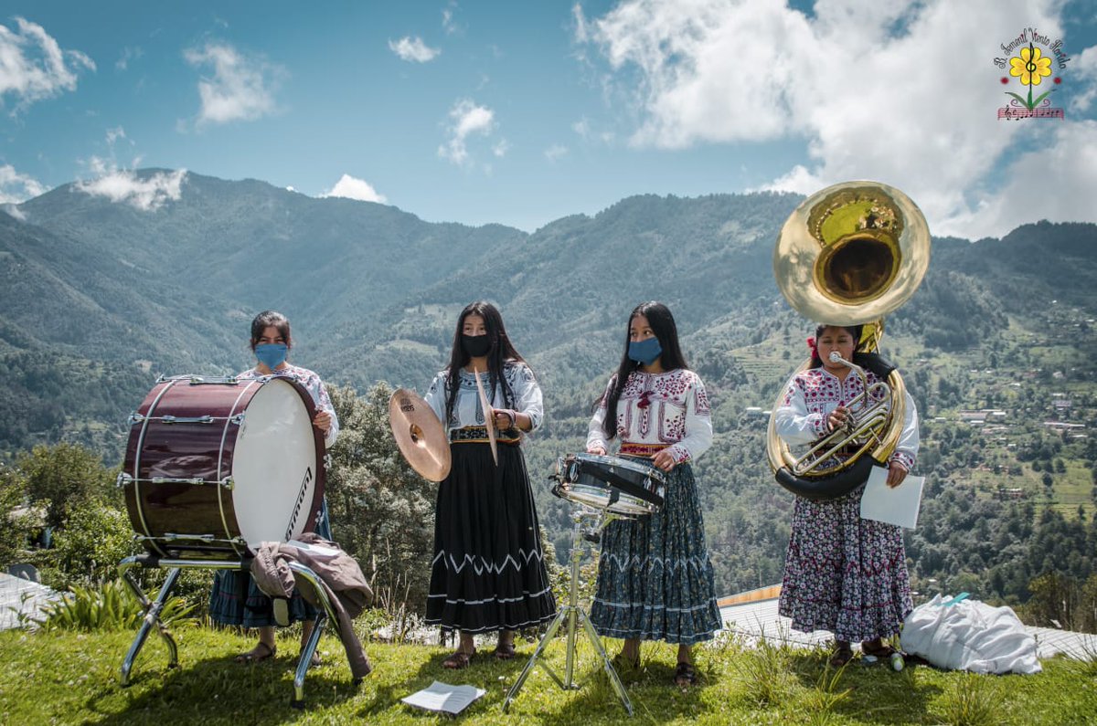 Hoy queremos compartir una muestra de una serie de fotografías tomadas en Tlahuitoltepec en julio de 2020 por Cynthia Vásquez, fotógrafa y también clarinetista de nuestra banda.