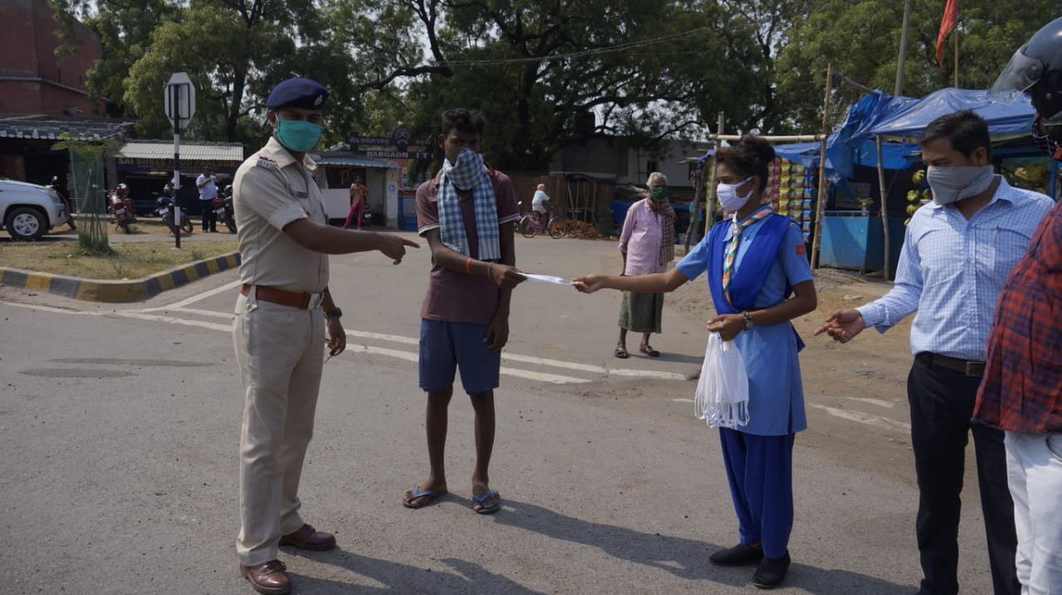SaloKujur's tweet photo. The Rovers and Rangers of Bargaon iti group of Odisha State Bharat Scouts and Guides distributing hand made mask to the needy people at Bargaon square. 
#bsgindia 
#OSBSG
#worldscouting
#mopindia
#stcbargaoniti
#happyscouting https://t.co/GYihHuKHEZ
