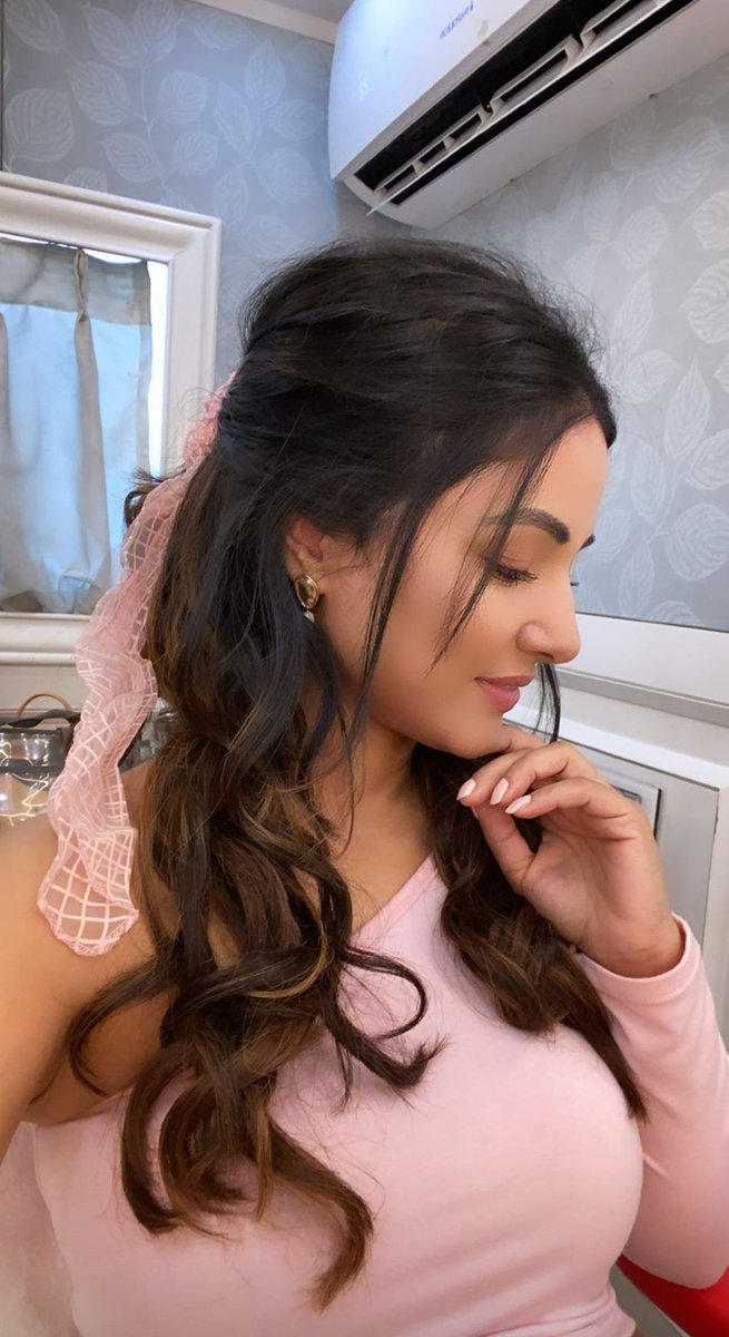A Cinderella journey so far. The Girl who always focus on Positivity stay same forever Queen and We  #hinaholics are forever with you.We love u as u rAll the best wishes for further projectsJourney Thread 25/25 #hinakhan  @eyehinakhan The END of THREAD