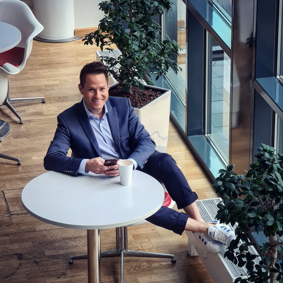 Kurze Milchkaffeepause, dann sehen wir uns zu den #Nachrichten bei <a href="/ntvde/">ntv Nachrichten</a> um 16 und 17 Uhr wieder. Wie sieht denn euer Sonntagnachmittag aus, habt ihr ein schönes Wochenende? #Moderator #Moderation #Moderieren #Anchor #Newsanchor #News #TV #Fernsehen #Medien