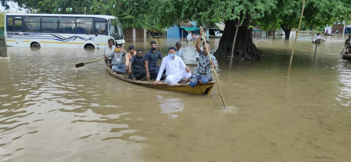 micnewdelhi's tweet photo. Speaker of Maharashtra legislative assembly Shri #NanaPatole visits flood-affected areas in #Bhandara and instructed officials to provide immediate relief to the flood affected persons. https://t.co/08wwzKk2Rq