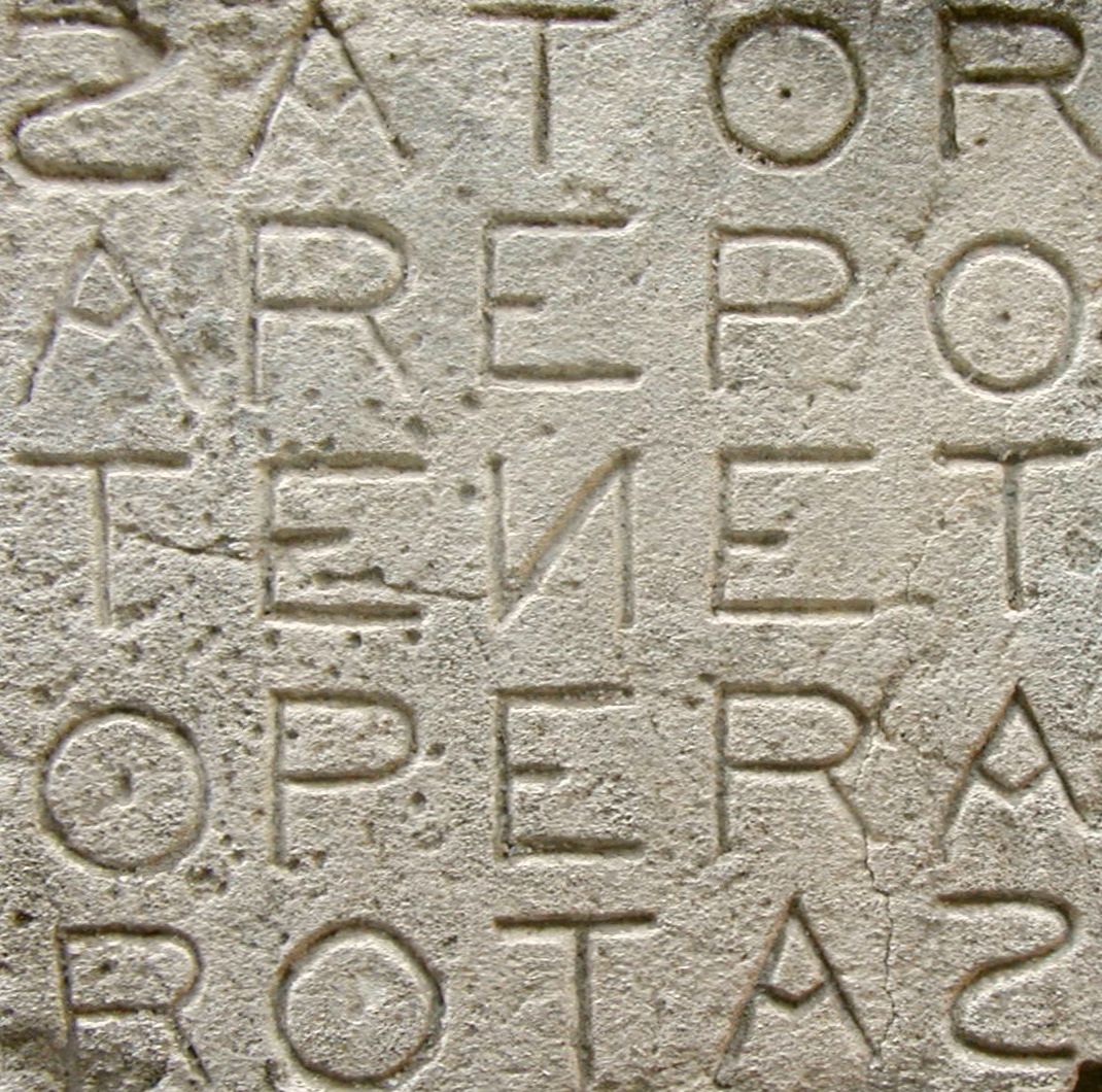 Petit bonus : que remarquez-vous dans ce carré magique romain, visible dans plusieurs inscriptions latines à travers l'Europe ?  https://fr.wikipedia.org/wiki/Carré_Sator