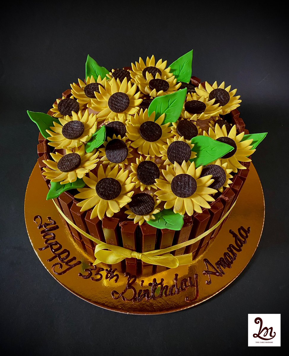 TheCakeMadame's tweet photo. When you can have you’re bouquet and eat it too, with this 3 layered chocolate cake with chocolate buttercream frosting, surrounded by KitKat bars and finished off with  sunflowers. 

#Sunflowers #ChocolateCake #ChocolateFrosting #KitKat #MiniOreos #GumPaste #Cakegasm https://t.co/QLDBgVJNNo