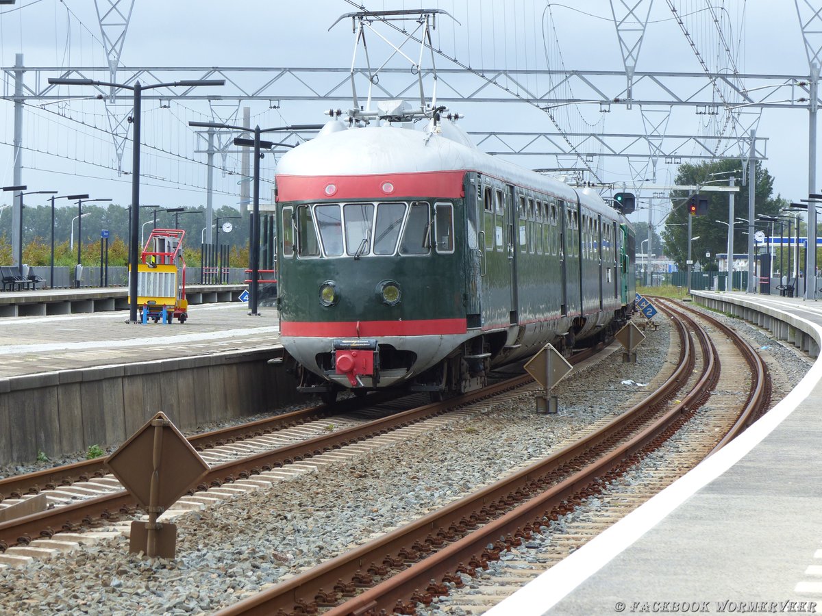 Corvettemichel's tweet photo. Zondagmiddag omstreeks 15.10 uur kwamen de Hondekop (Mat 54) en de Muizeneus (Mat 46) voorbij station Wormerveer. Voor meer foto`s zie facebook Wormerveer: https://t.co/UgWB8h6rED #hondekop #mat54 #muizeneus #mat46 #station #Wormerveer #Facebookwormerveer https://t.co/2HhCWjLjCX