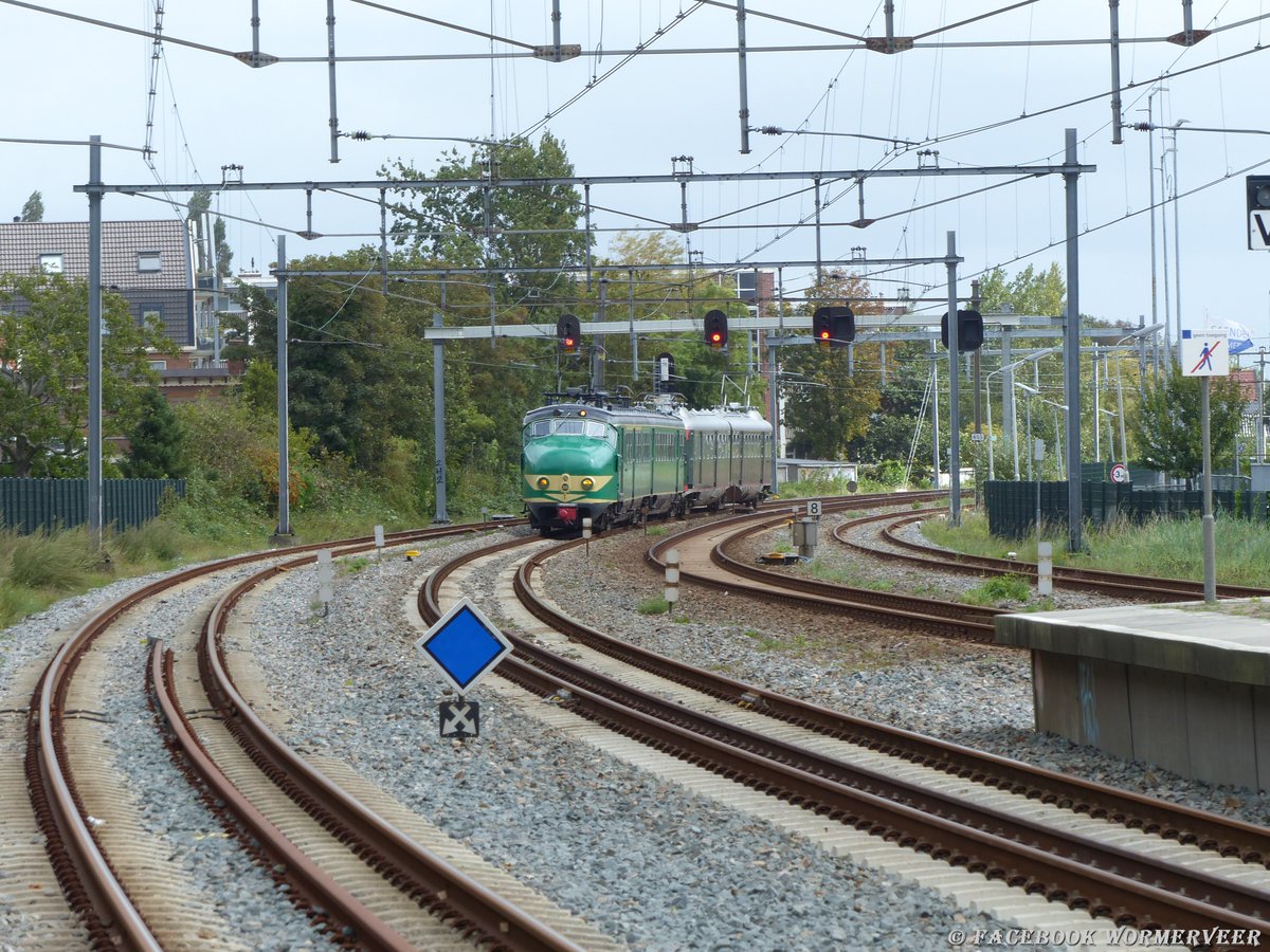 Corvettemichel's tweet photo. Zondagmiddag omstreeks 15.10 uur kwamen de Hondekop (Mat 54) en de Muizeneus (Mat 46) voorbij station Wormerveer. Voor meer foto`s zie facebook Wormerveer: https://t.co/UgWB8h6rED #hondekop #mat54 #muizeneus #mat46 #station #Wormerveer #Facebookwormerveer https://t.co/2HhCWjLjCX