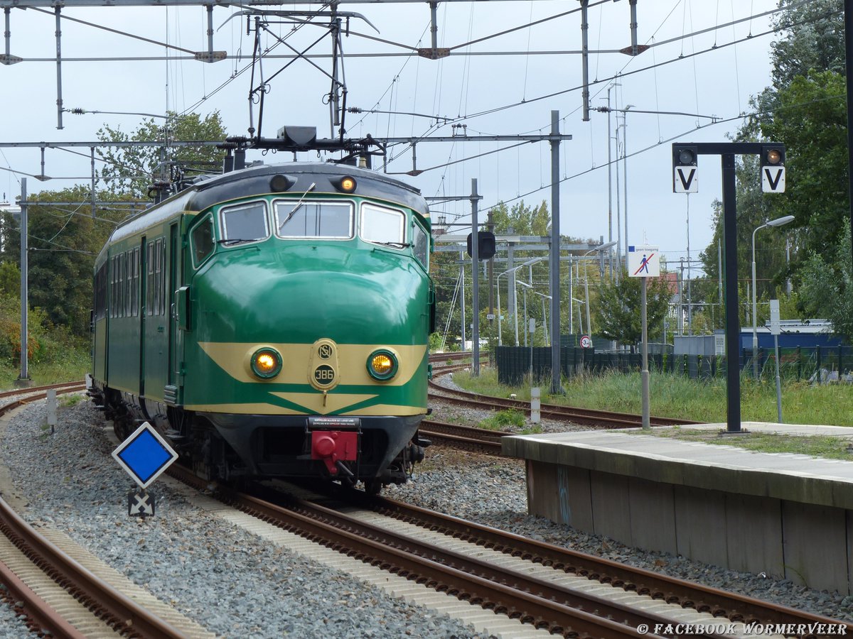 Corvettemichel's tweet photo. Zondagmiddag omstreeks 15.10 uur kwamen de Hondekop (Mat 54) en de Muizeneus (Mat 46) voorbij station Wormerveer. Voor meer foto`s zie facebook Wormerveer: https://t.co/UgWB8h6rED #hondekop #mat54 #muizeneus #mat46 #station #Wormerveer #Facebookwormerveer https://t.co/2HhCWjLjCX