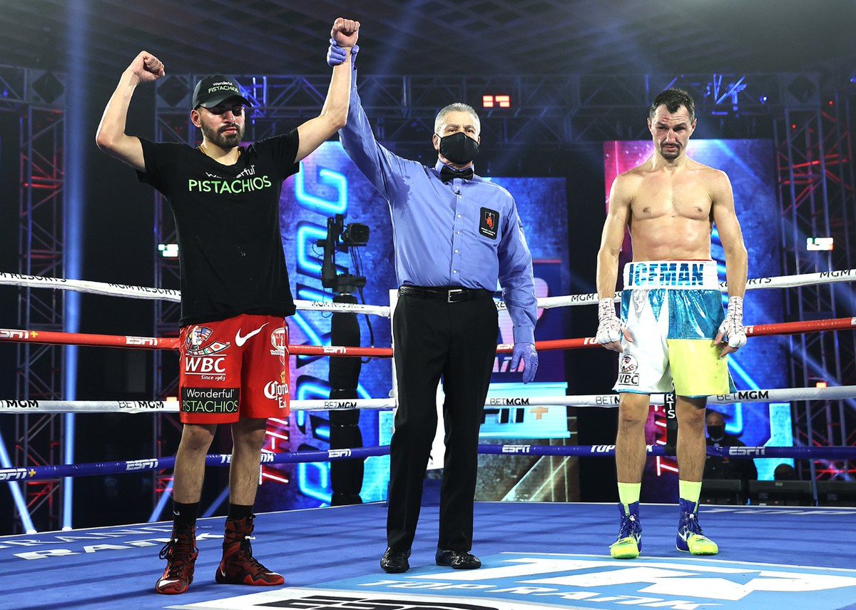 boxingnews24's tweet photo. #JoseRamirez beats #ViktorPostol by controversial 12-round decision https://t.co/lyev3RZoOO https://t.co/9mEUUzjE5h